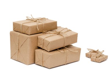 Kahverengi kraft kağıdıyla sarılmış ve beyaz arka planda sicimle bağlanmış yığınla kutu. Teslimat, taşınma, paket ve hediye konsepti. Boşluğu kopyala