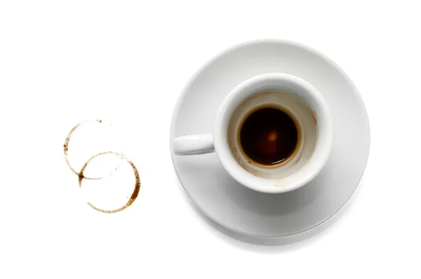 Sale tasse de café blanc vide sur la soucoupe, deux taches de café cercle brun sur fond blanc. Gros plan. Vue du dessus — Photo