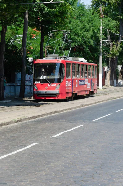 Odessa, Ukrayna - 26 Temmuz 2019. Fransız Bulvarı. Eski kırmızı tramvay. Yaz zamanı. Şehir toplu taşıma konsepti. Boşluğu kopyala — Stok fotoğraf