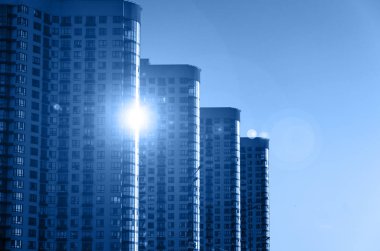 Mavi gökyüzüne karşı klasik mavi renkte bir dizi modern gökdelenler. Trend 2020. Şehir geçmişi. Kentsel yayılma konsepti. Açık havada.