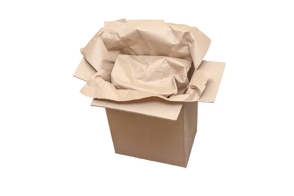 Enkel kartonnen doosje met bruin inpakpapier binnenin geïsoleerd op witte achtergrond. Levering, verhuizen, pakketconcept. Sluitingsdatum — Stockfoto