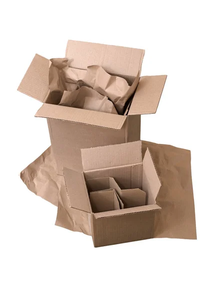 Twee kartonnen dozen en bruin inpakpapier geïsoleerd op witte achtergrond. Levering, verhuizen, pakketconcept. Sluitingsdatum — Stockfoto
