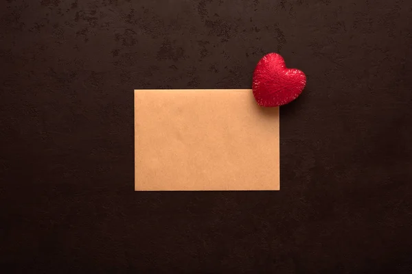 Siyah arkaplanda Sevgililer Günü mesajı için boş kraft kartında kırmızı kalp. Aşk ilanı konsepti. Üst Manzara. Düz yatıyordu — Stok fotoğraf