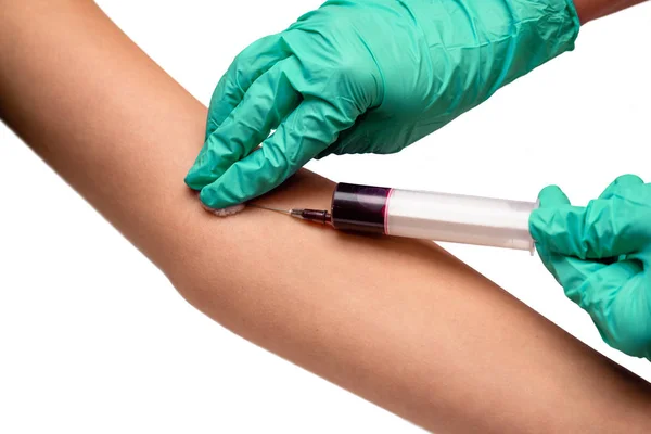 Zbliżenie żeńskich rąk pielęgniarki pobierającej próbkę krwi od pacjenta wyizolowanego na białym tle. Badanie krwi koronawirusa. Koncepcja wykrywania zakażeń wirusem. — Zdjęcie stockowe