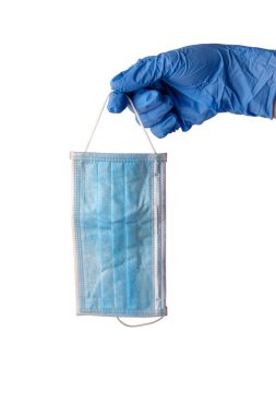 Beyaz arka planda izole edilmiş koruyucu yüz maskesi tutan mavi eldivenli bir kadın. Coronavirus ve grip virüsü koruma konsepti. Salgını önleme. Yakın plan.