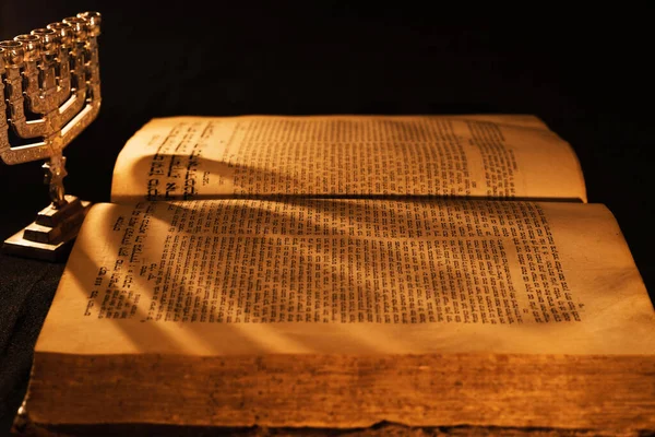 Εβραϊκή Βίβλος Και Ασημένια Μενόρα Υπό Φως Της Καύσης Κερί — Φωτογραφία Αρχείου