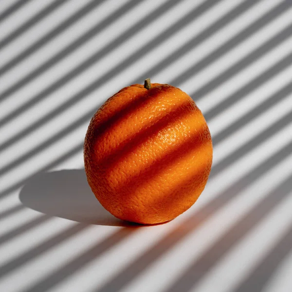 Orange Juteux Mûr Sur Fond Blanc Dans Lumière Matin Travers — Photo