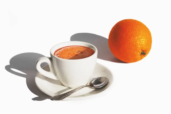 Tasse Blanche Café Une Orange Sur Fond Blanc Avec Des — Photo