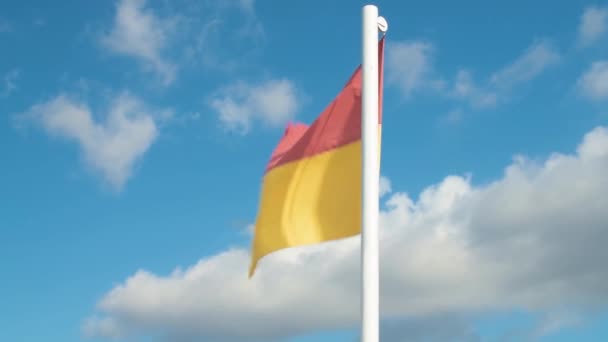 Bandera Rojo Amarilla Ondeando Poste Contra Cielo Azul Con Nubes — Vídeo de stock