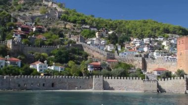 Türkiye 'de Alanya sahili binalar ve kuşatma duvarlarıyla görülüyor