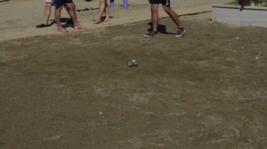 Alanya, Türkiye - Ekim 06, 2019: Yazın plajda metal toplarla oynamak