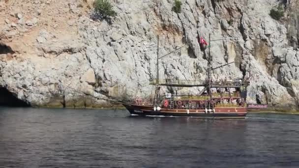 Posh Loď Útesu Pozadí Cestujícími Vlajkou Turecka — Stock video