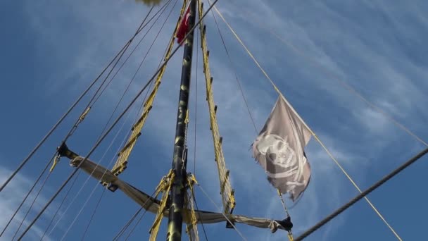 Jolly Roger drapeau sur le mât du navire contre le ciel 