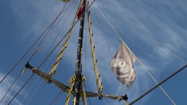 Jolly Roger Bandera Mástil Nave Contra Cielo — Vídeos de Stock