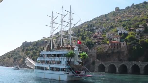 Ein Segelschiff Mit Einer Flagge Und Skulpturen Auf Dem Hintergrund — Stockvideo