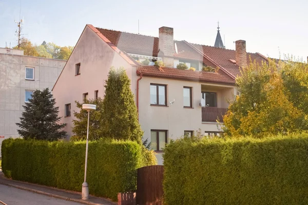 Yeşil çalılar ve sokak lambası olan modern bir ev.