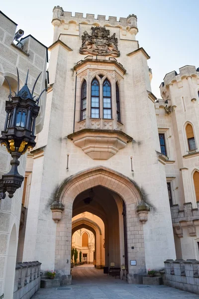 Entrada para um antigo castelo alto com uma lanterna na parede e uma grande janela — Fotografia de Stock