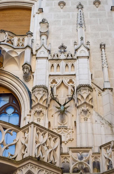 Geyik kafası taş kale duvarında Çekçe güzel dekorasyon figürleriyle