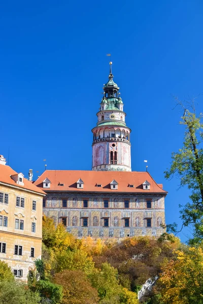 Ősi magas torony oszlopokkal az épület felett és sárga levelű fák Európában — Stock Fotó