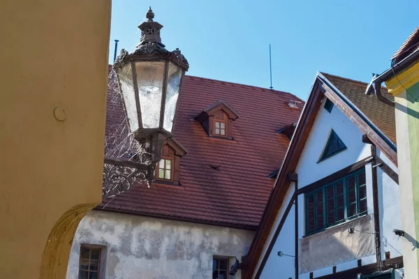 Vintage latarnia z pajęczą pajęczyną w słońcu na rogu domu w Czechach — Zdjęcie stockowe