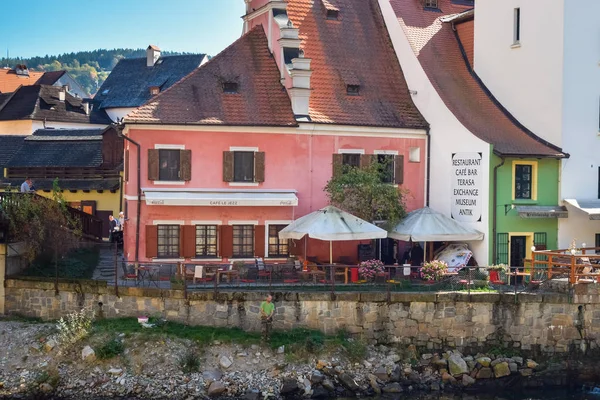 PRAGA, REPÚBLICA CHECA - OKTOBER 11, 2018: Restaurante al aire libre con sombrillas en el casco antiguo de Europa — Foto de Stock