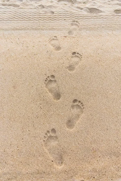 Huellas desnudas profundas con los dedos en la arena de la playa Fotos De Stock