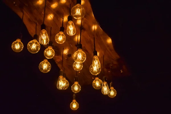 Dekorasyon olarak tavan altında parlayan klasik ampuller