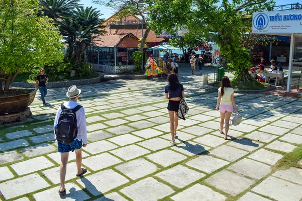 Nha Trang, Vietnam - 18 Nisan 2019: Turistler tropik bölgelerdeki liman ve dükkanlara fayanslarla yürür.