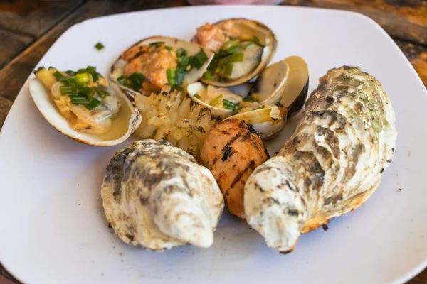 油炸牡蛎和盘子里的海鲜 — 图库照片