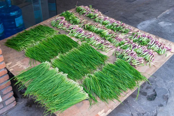 Pazarda satılık taze soğanlar var.