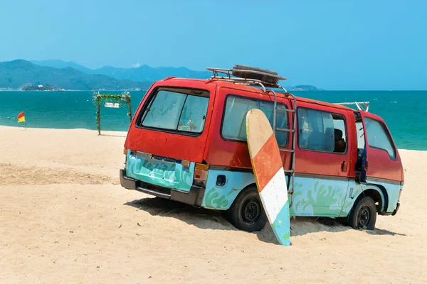 Старый Автобус Песке Доска Серфинга Пляже Стоковое Изображение