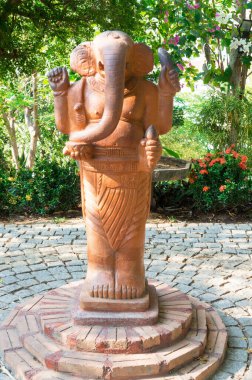 Ganesha 'nın taş heykeli. Parkta dört el var.