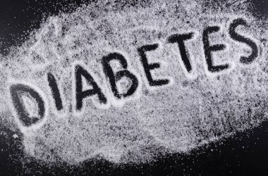 Siyah arkaplana dökülen şekerin diyabeti. Şekerin zararları, diyabet hastalıkları tıbbi konsepti.