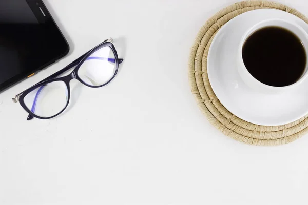 Escritorio Oficina Blanco Con Taza Café Vasos Teléfono Vista Superior — Foto de Stock