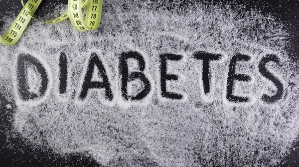 Слово Diabetes Пролитый Сахар Черном Фоне Дюймовой Желтой Лентой Вред — стоковое фото