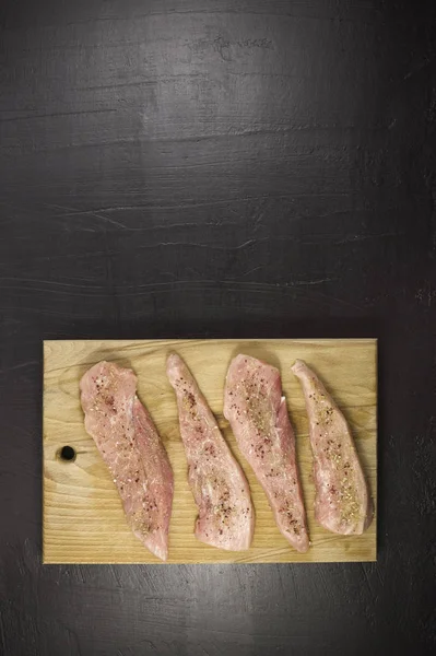 Filetes Cerdo Crudos Con Especias Condimentos Una Tabla Cortar Madera — Foto de Stock