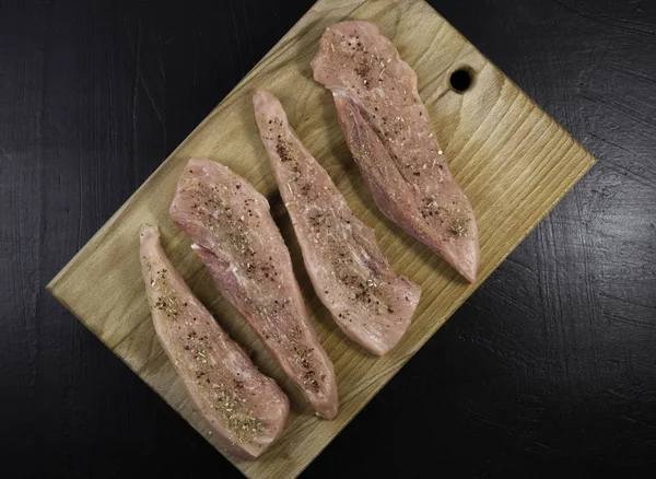 돼지고기 스테이크에 향신료와 양념을 어두운 배경에 놓는다 고기를 익히는 — 스톡 사진