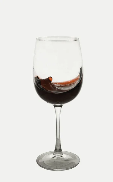 Ett Glas Rött Vin Och Liten Skvätt Vågor Vin Inuti — Stockfoto