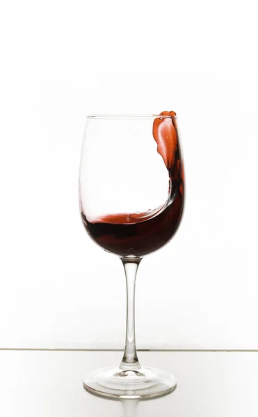 Vinho Tinto Está Salpicando Copo Vinho — Fotografia de Stock