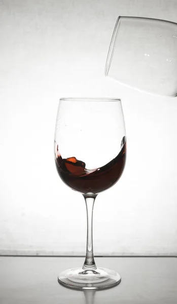 Vinho Tinto Está Salpicando Copo Vinho Parte Vidro Vazio Topo — Fotografia de Stock