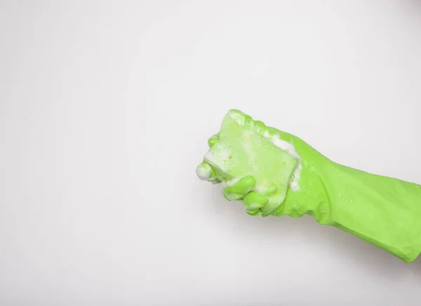 Рука Зеленой Резиновой Перчатке Зеленой Губкой Пеной Белом Фоне Мытье — стоковое фото