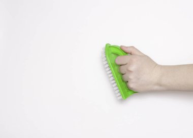 Toprağı temizlemek için fırçayla elinin bir parçası. Temizleme, beyaz arkaplan, metin için boş alan.