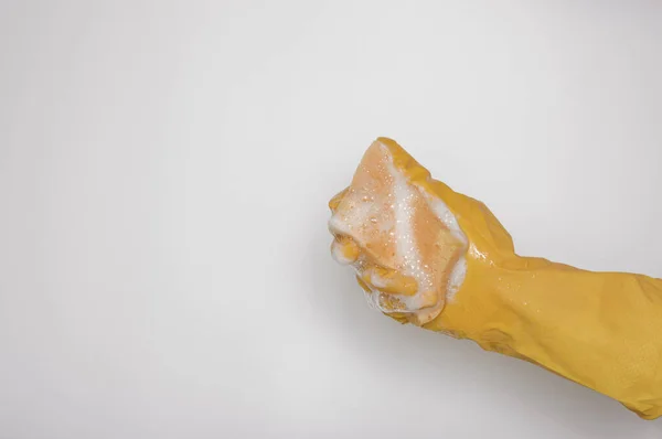 Рука Оранжевой Резиновой Перчатке Оранжевой Губкой Пеной Белом Фоне Мытье — стоковое фото