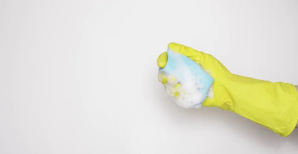Рука Желтой Резиновой Перчатке Голубой Губкой Пеной Белом Фоне Мытье — стоковое фото