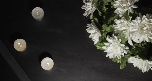 Funeral Symbol Bouquet White Flowers Burning Candles Black Background Free — Stock Photo, Image