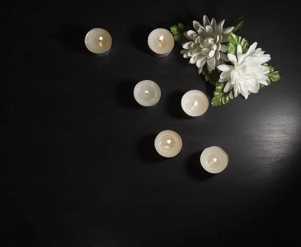 Begrafenissymbool Twee Witte Bloemen Brandende Kaarsen Een Zwarte Achtergrond Vrije — Stockfoto