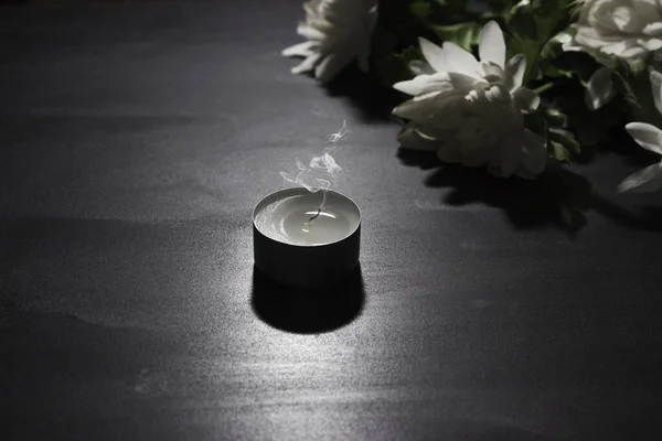 Похоронный Символ Загасшая Свеча Дымом Черном Фоне Букет Белых Цветов — стоковое фото