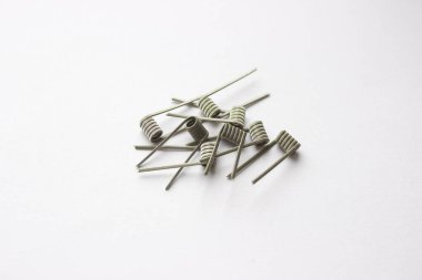 Beyaz arka planda e-sigara bobinleri. VAPE için metal bileşenler, tüketilebilir.