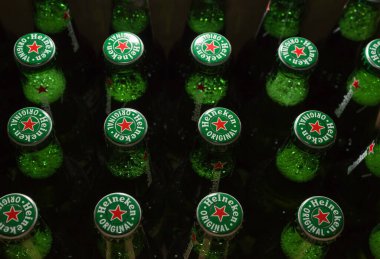 DZERZHINSK, Rusya - 23 Nisan 2020: Heineken bira şişeleri bir kutuda, üst görünüm.