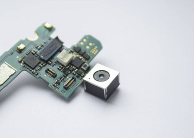 Telefon tamircisi. Telefonun içindeki elektronik pano. Kapat, beyaz arkaplan.